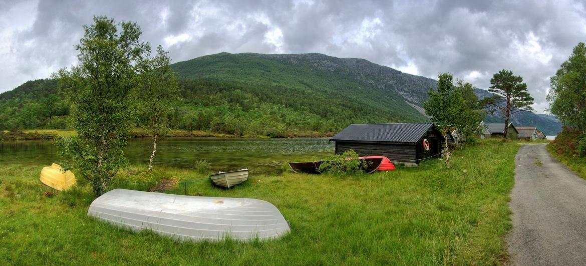 Hike to lake Myrdalsvatnet