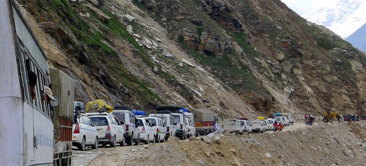 Jízda přes průsmyk Rohtang la