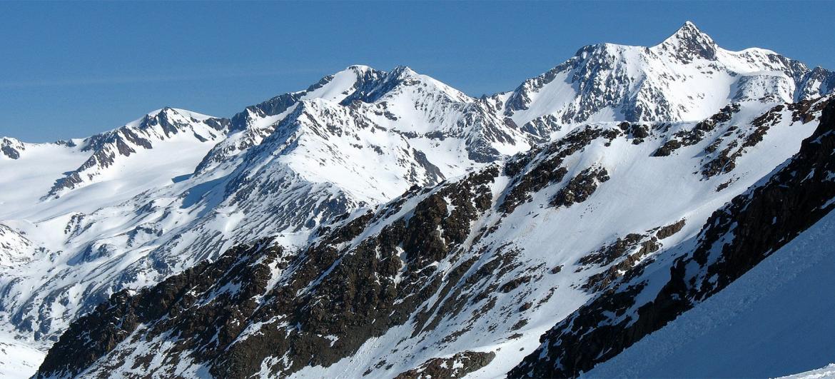 Hike across the pass Finailjoch