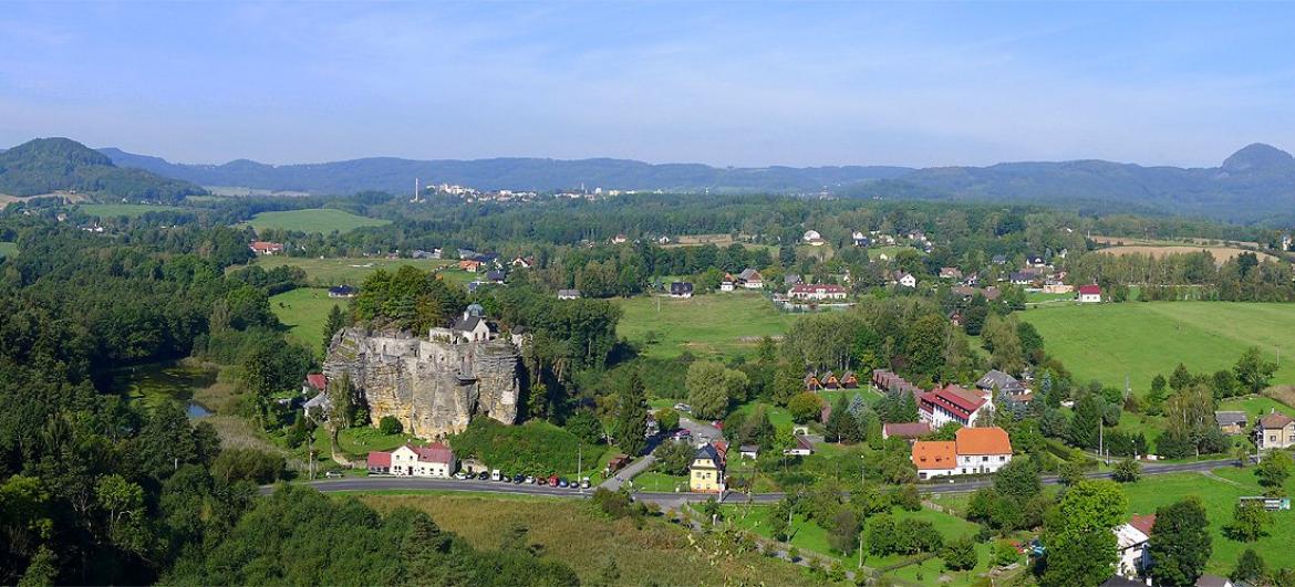 Walk around the castle Sloup