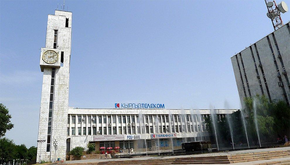 Hodinová věž budovy telekomu