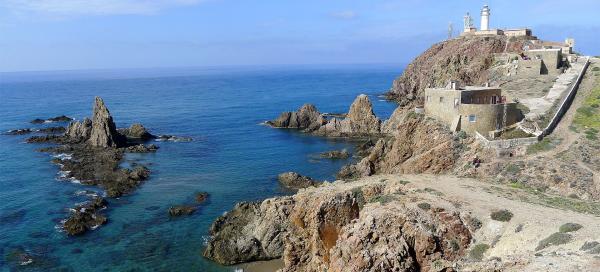 Útesy u majáku Cabo de Gata