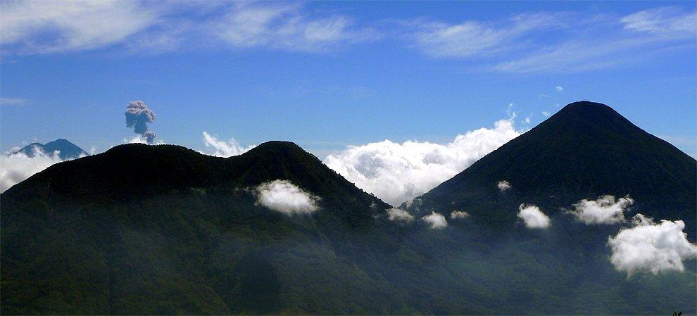 Výhled na Volcano Tolimán a Atitlán