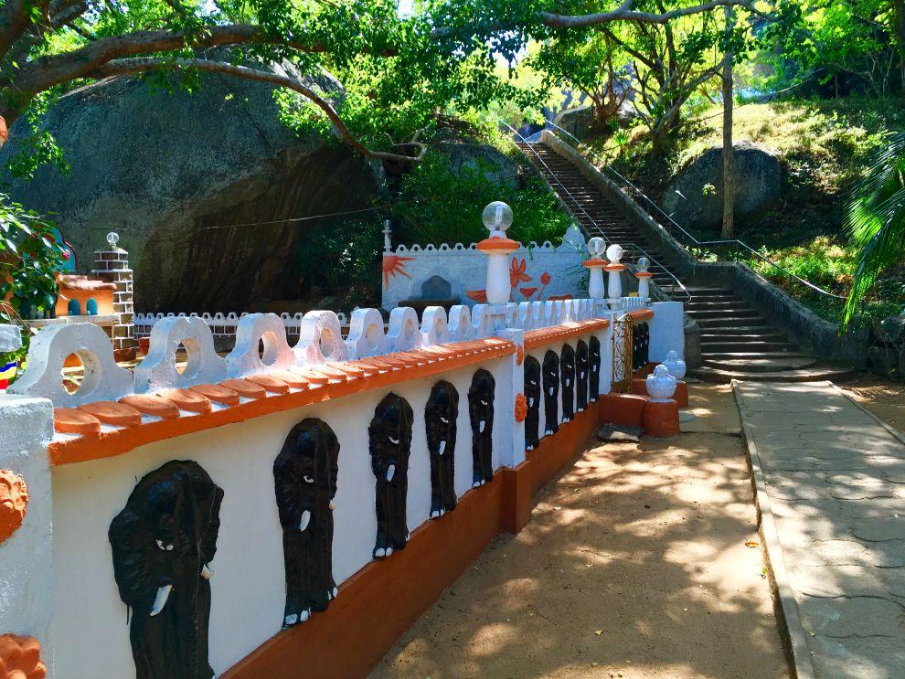 Pidurangala Rock Temple