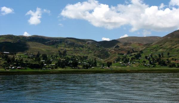Úrodné břehy jezera Titicaca