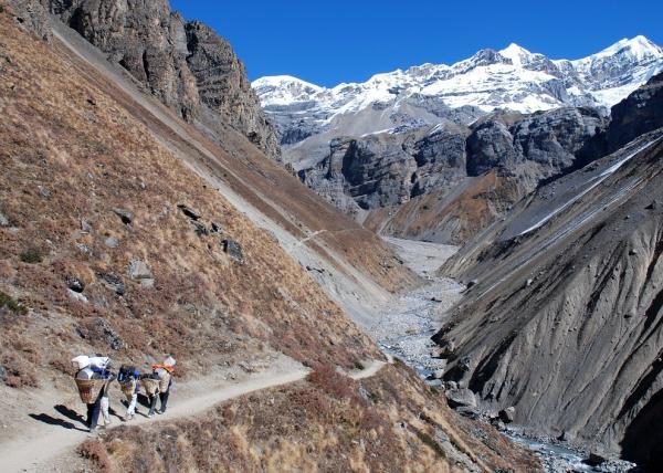 Carriers on the way to Thorong Phedi