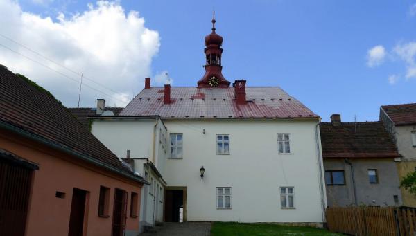 Druhá strana železnické radnice