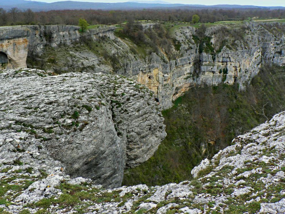 Strmé stěny Urbasa-Andía