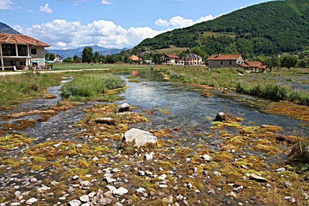 Odtud to teče