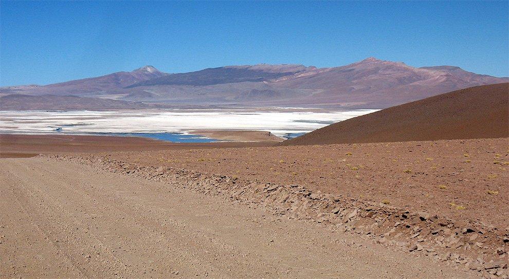 Výhled na lagunu a salar Chalviri