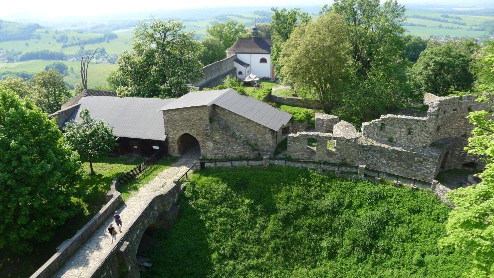 Hradní příkop a most