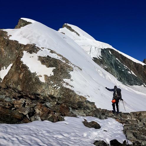 Pohled na Allalinhorn z Hohlaubgletcheru