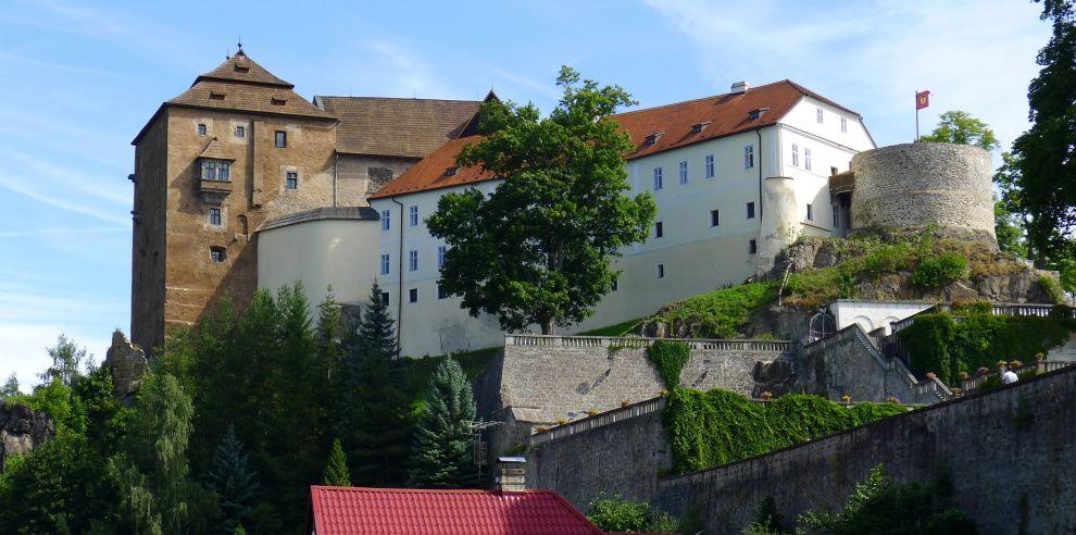 Výhled na hrad s palácem