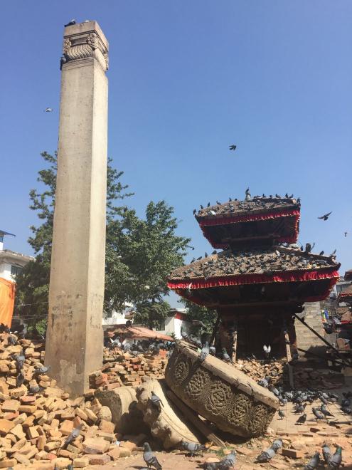Durbar square a poničené pagody.