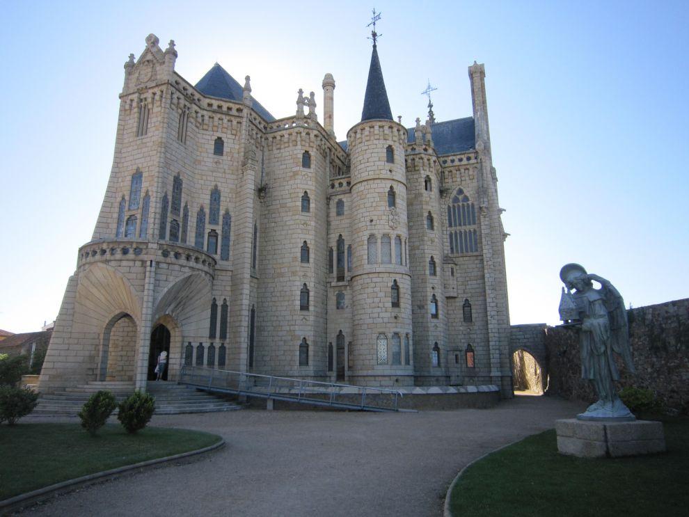 Palacio Episcopal ( Gaudího palác)