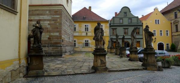 Sochy u chrámu