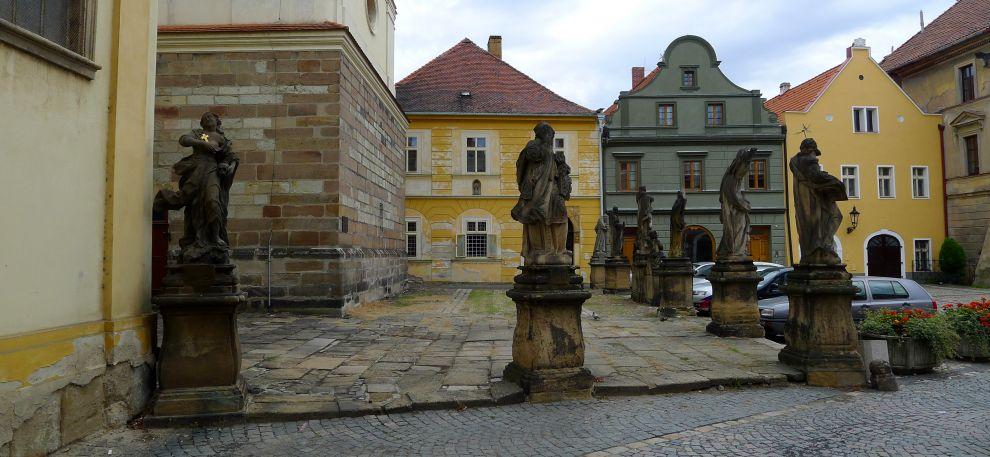 Sochy u chrámu