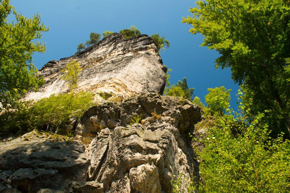 Skály všude po trase