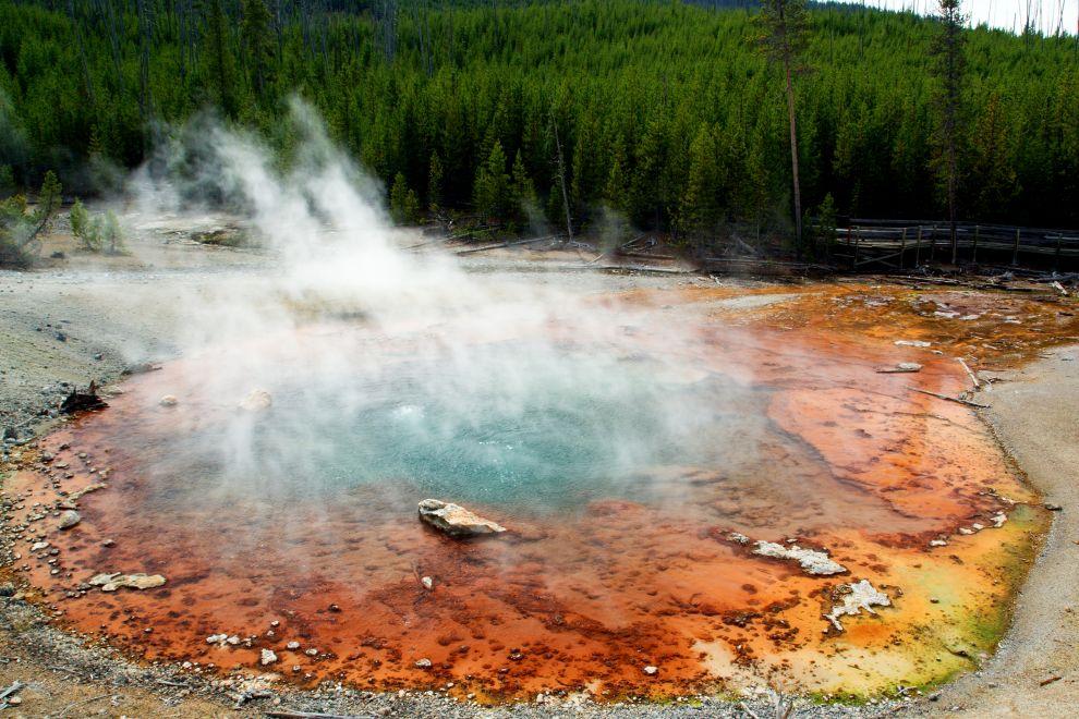 Geotermální jezero v Norris Geyser Basin