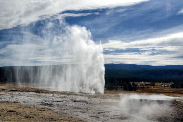 Na okružní cestě v Old Faithful