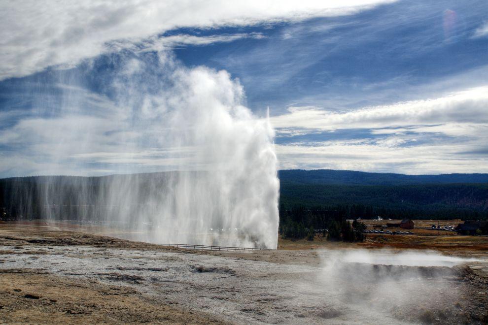 Na okružní cestě v Old Faithful