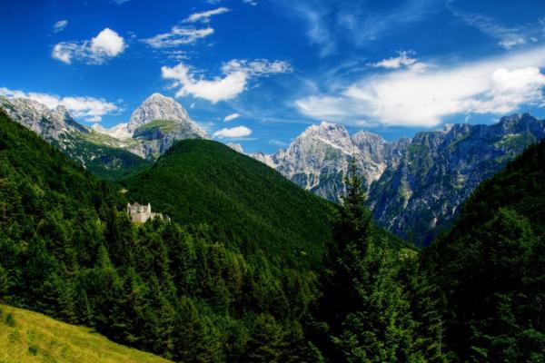 Pohled na Mangart s hradem Trdnjava Predel