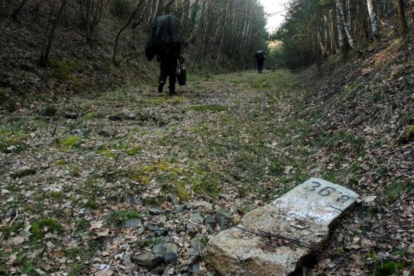 Kilometrovníky, co připomínají náhrobní kameny