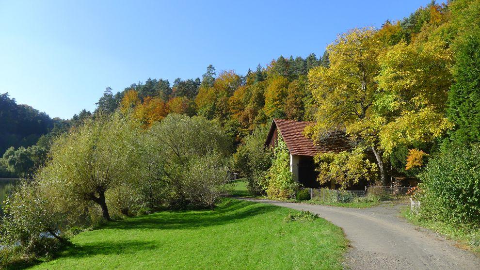 Cestou podél chaloupek