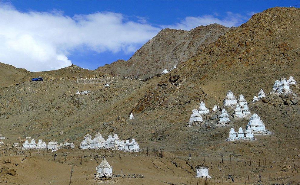 Čorteny pod Namgyal Tsemo gompou