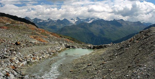 Along the stream to the outlook point
