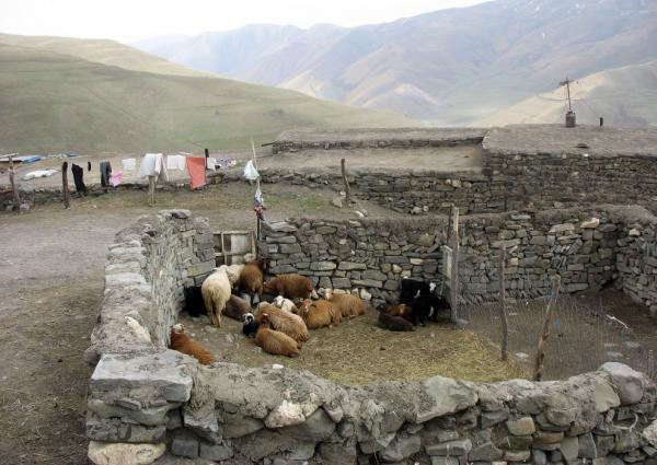 Dvorek v Xinaliqu