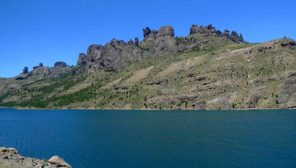 Skalní útvary nad řekou