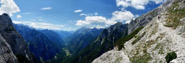 Panoráma údolí a cesty