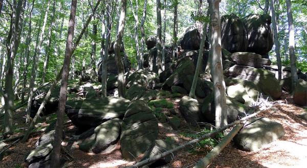 Ridge path between the rock formations