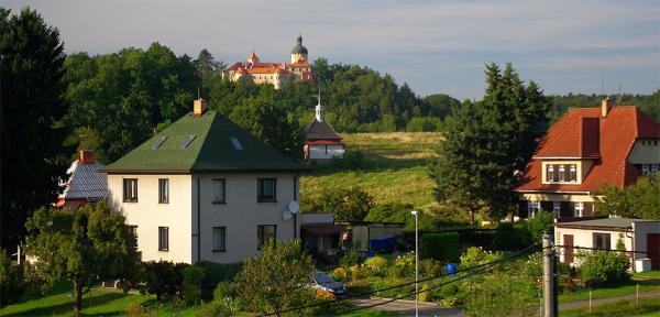 Výhled z Chotyně na Grabštejn