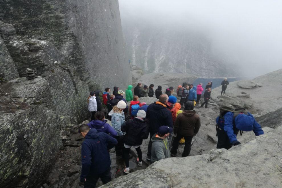 Fronta lidí čekající na Trolltungu
