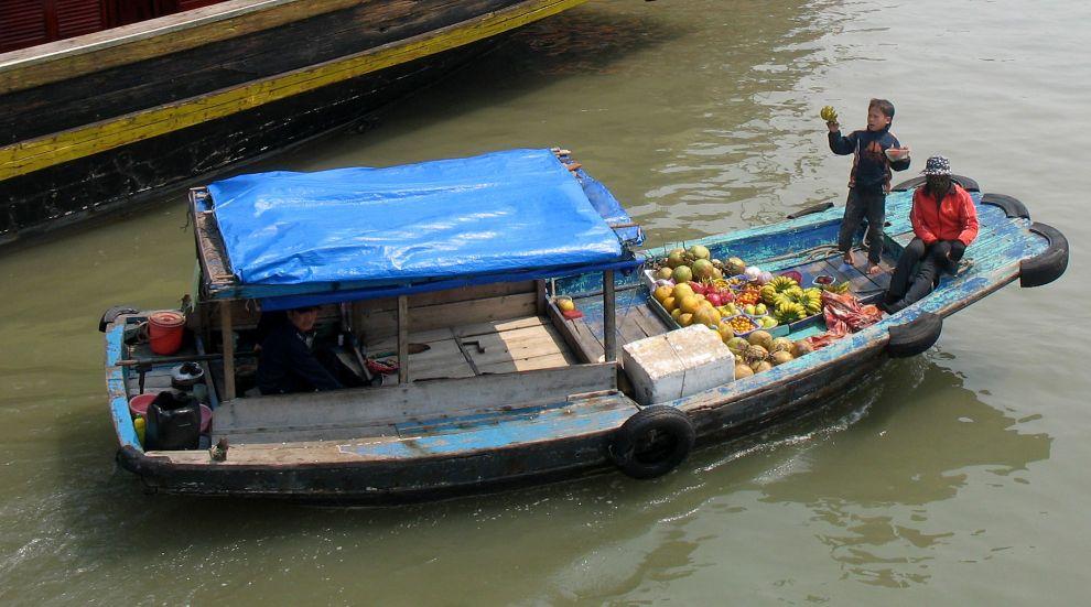 Čluny s ovocem v Ha Long