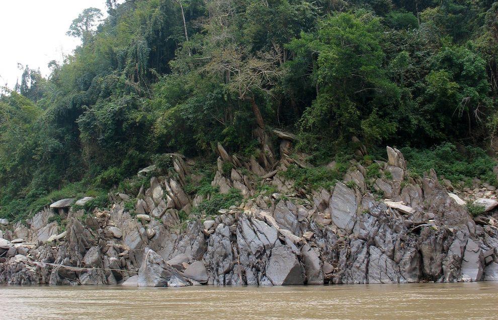 Divoký břeh řeky Mekong