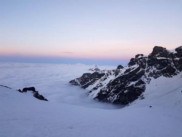 Pohled na chatu Rifugio Guide d’Ayas při stoupání od ní