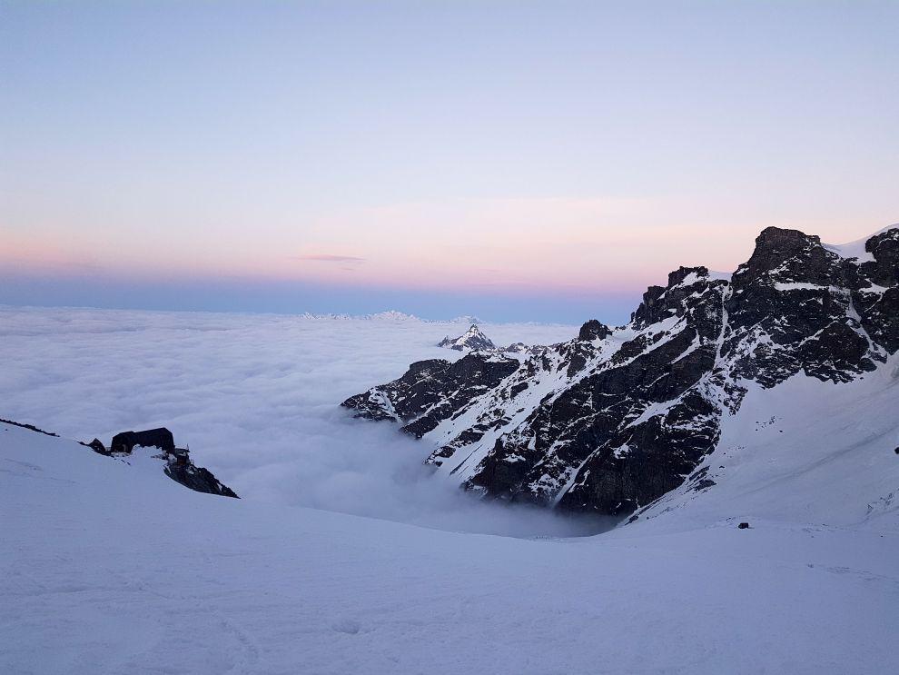 Pohled na chatu Rifugio Guide d’Ayas při stoupání od ní