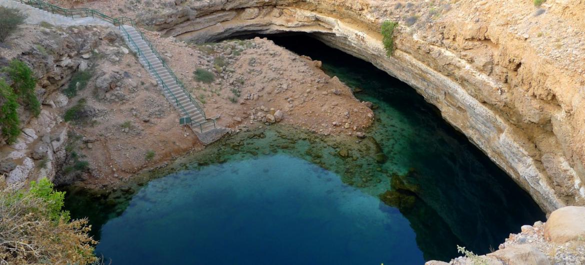 Koupání v Bimmah Sinkhole