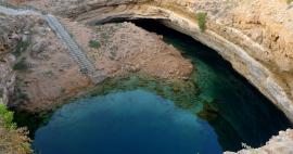 Koupání v Bimmah Sinkhole