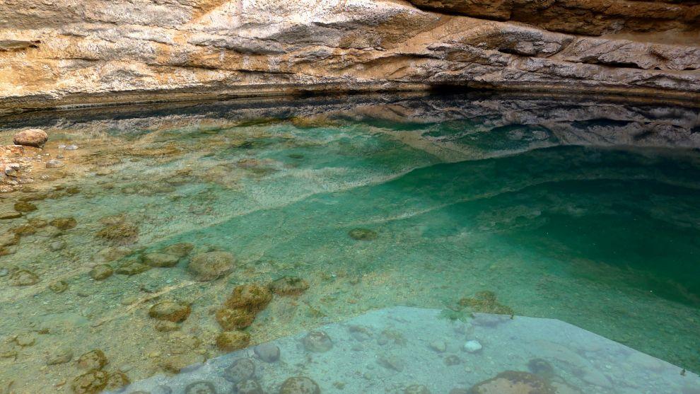 Průzračná voda v Bimmah Sinkhole