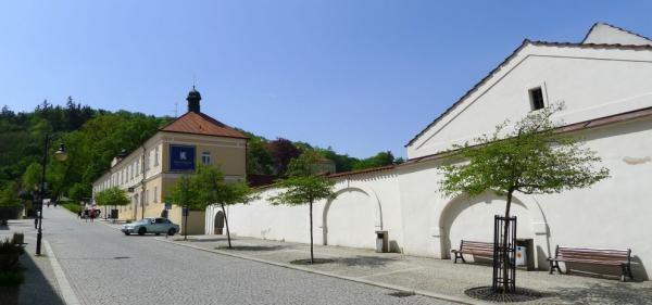 Cesta kolem kláštera