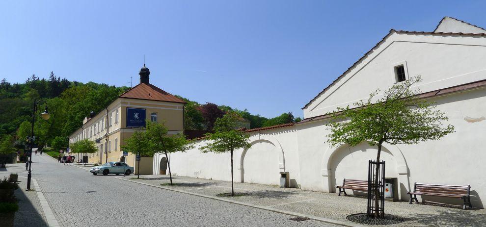 Cesta kolem kláštera