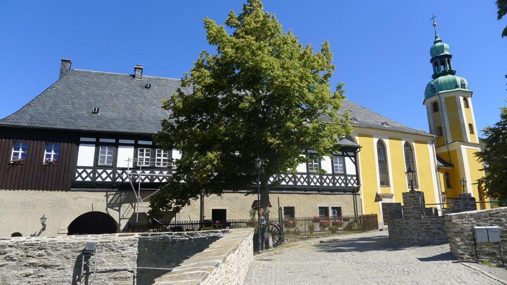 Kostel a hrázděný dům