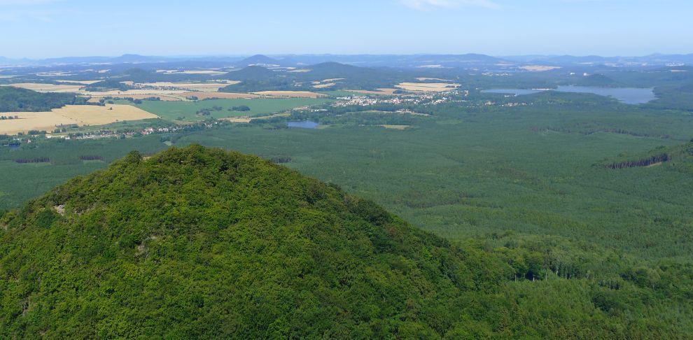 Výhled přes Malý Bezděz na Máchovo jezero