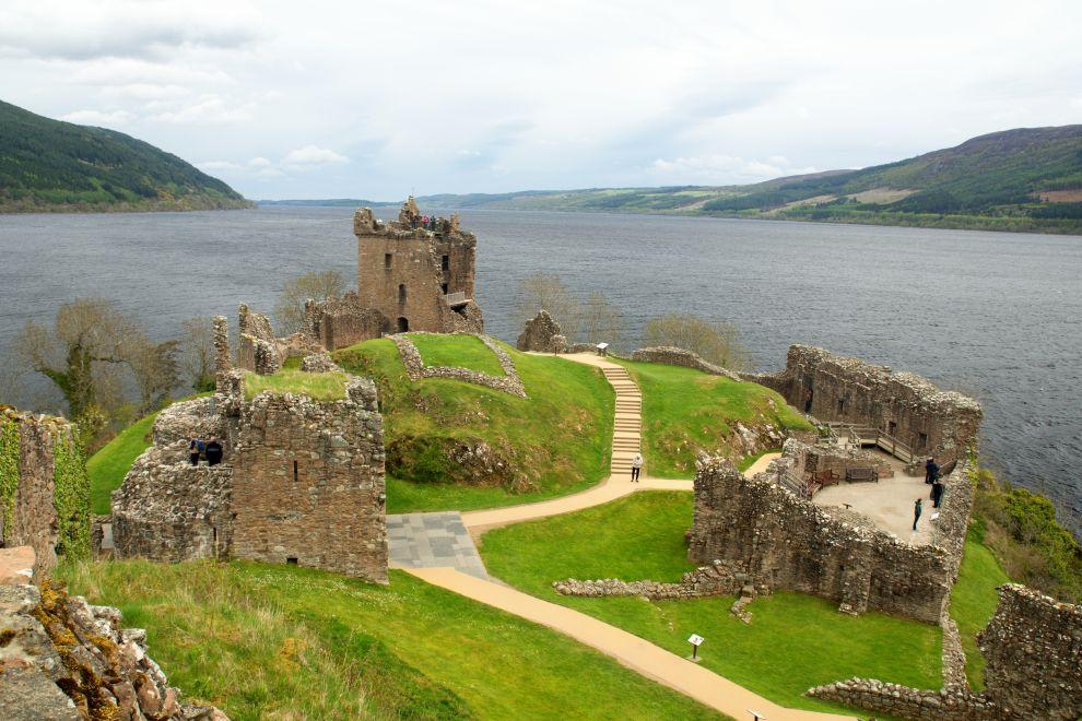 Urquhart Castle s pohledem na Loch Ness