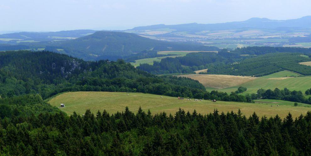 Výhled na Skály a Ostaš