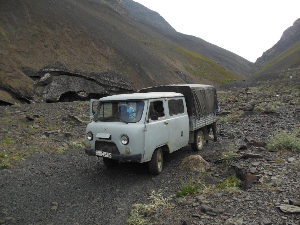 UAZ na brodění.